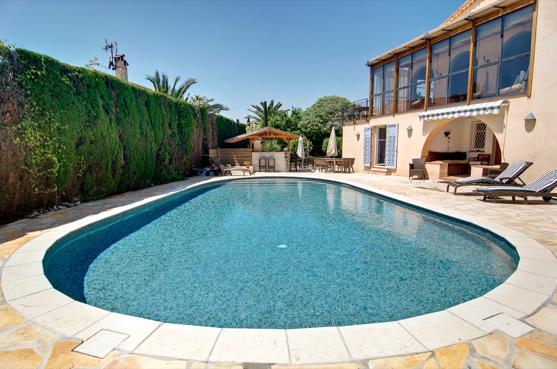 Reflets du feuillage dans l'eau — Piscine à Antibes