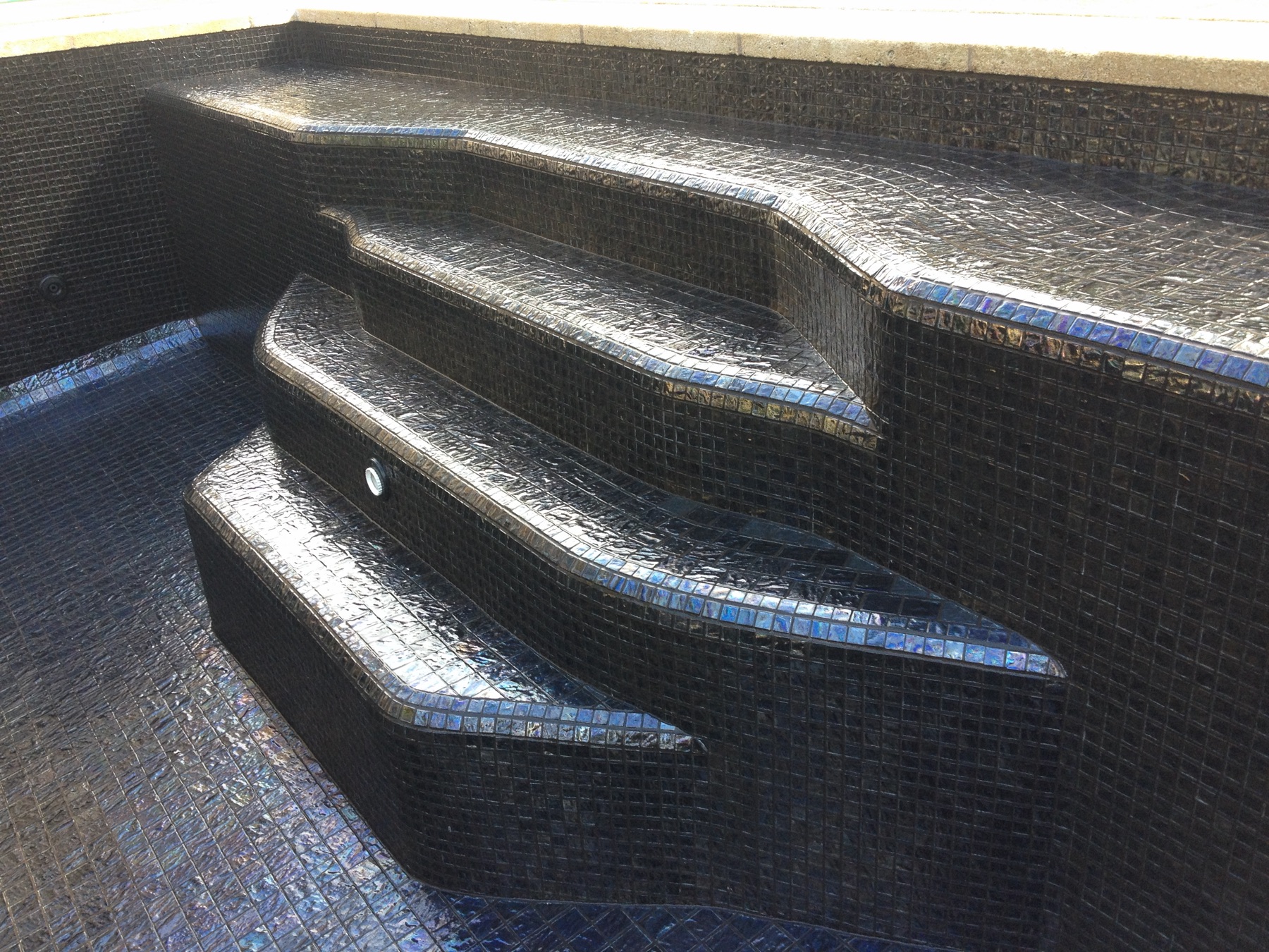 Détail des marches irisées — Piscine irisée, Cap d’Antibes