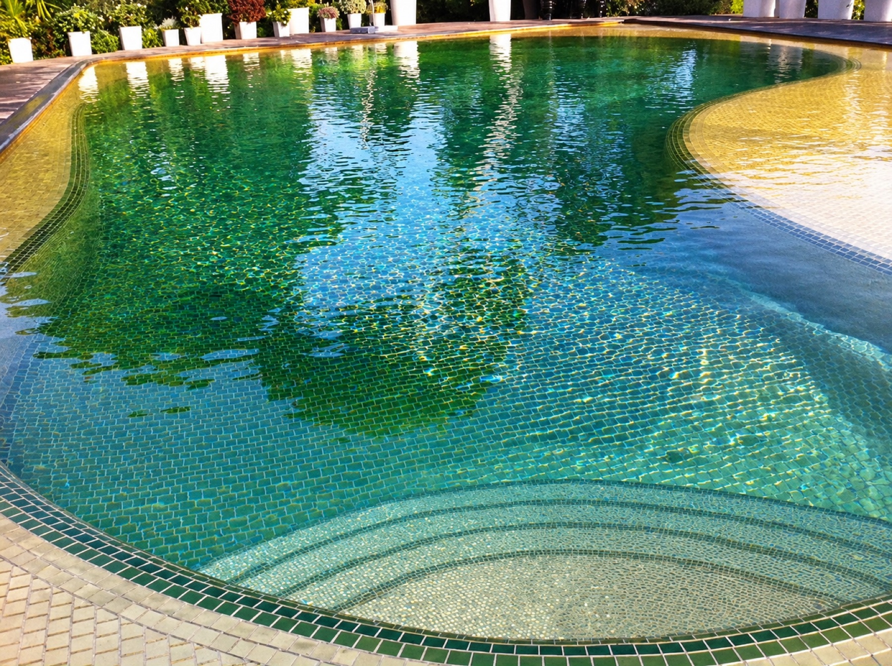L'or affleure sous la surface — Piscine or, Cap d’Antibes