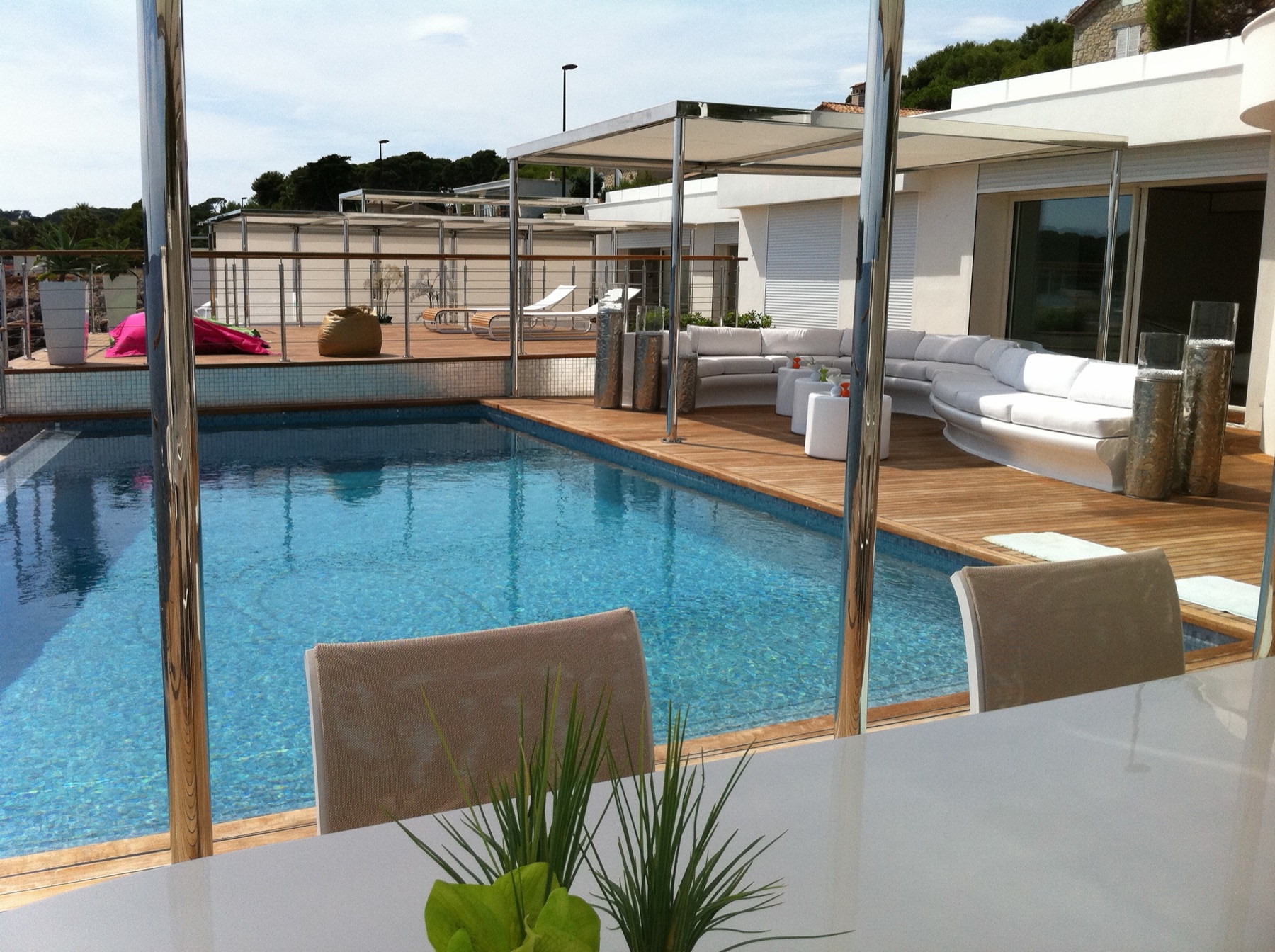 Le salon en bord de bassin — Piscine sur la mer, Cap d’Antibes