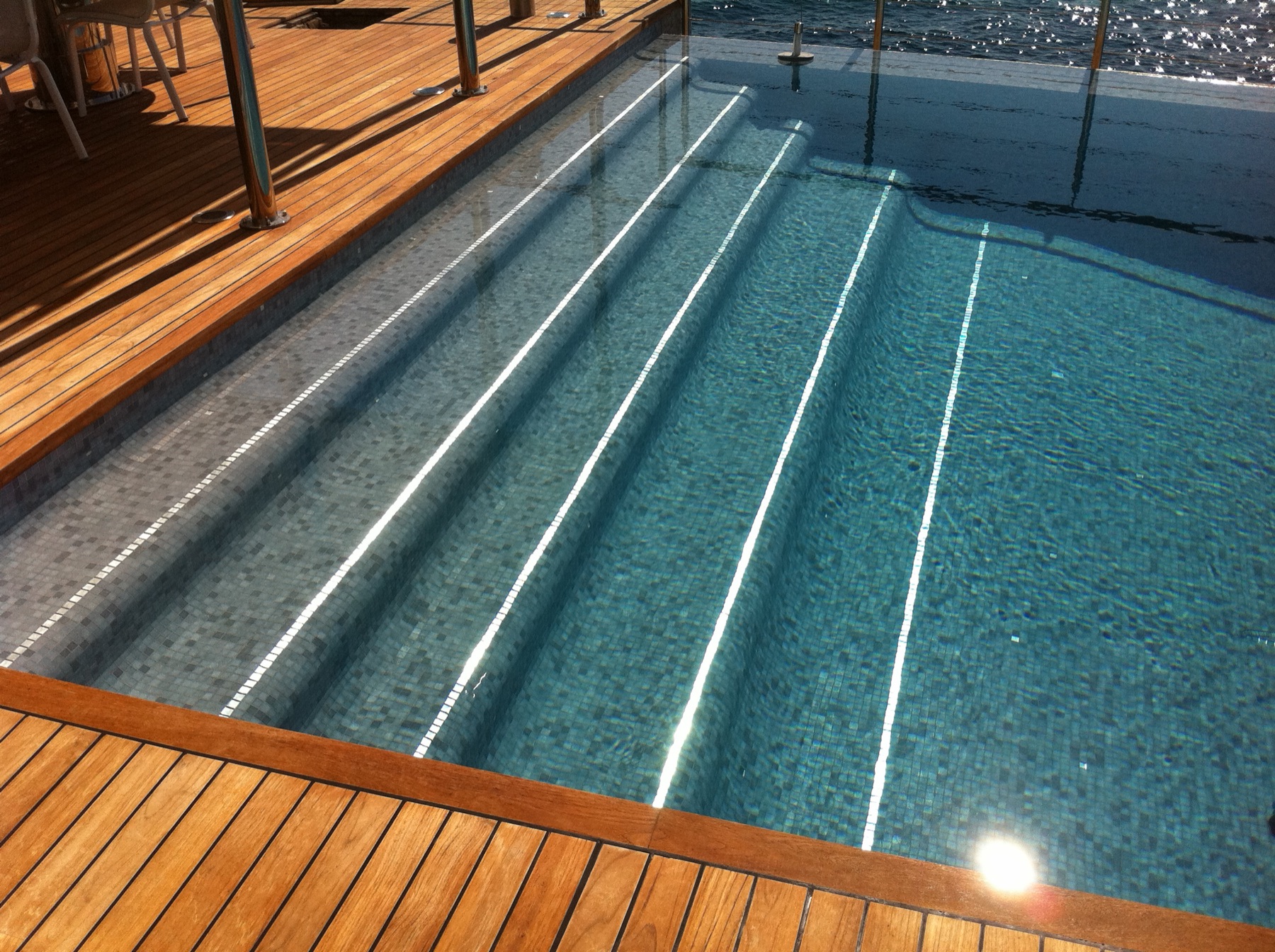 Les marches et leurs lignes de mosaïque — Piscine sur la mer, Cap d’Antibes