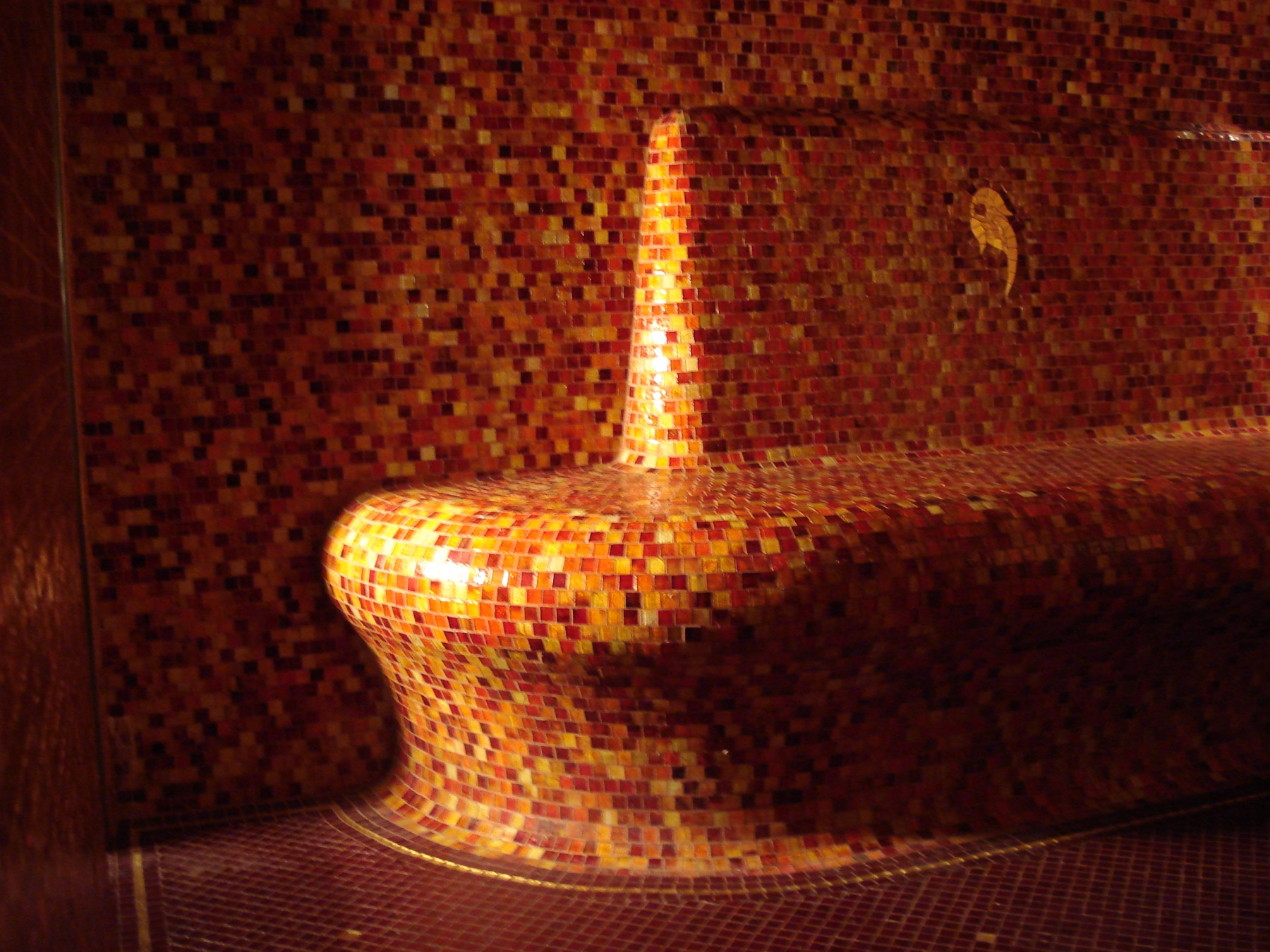 La banquette et ses tons chauds — Hammam Tiara Miramar, Théoule-sur-Mer