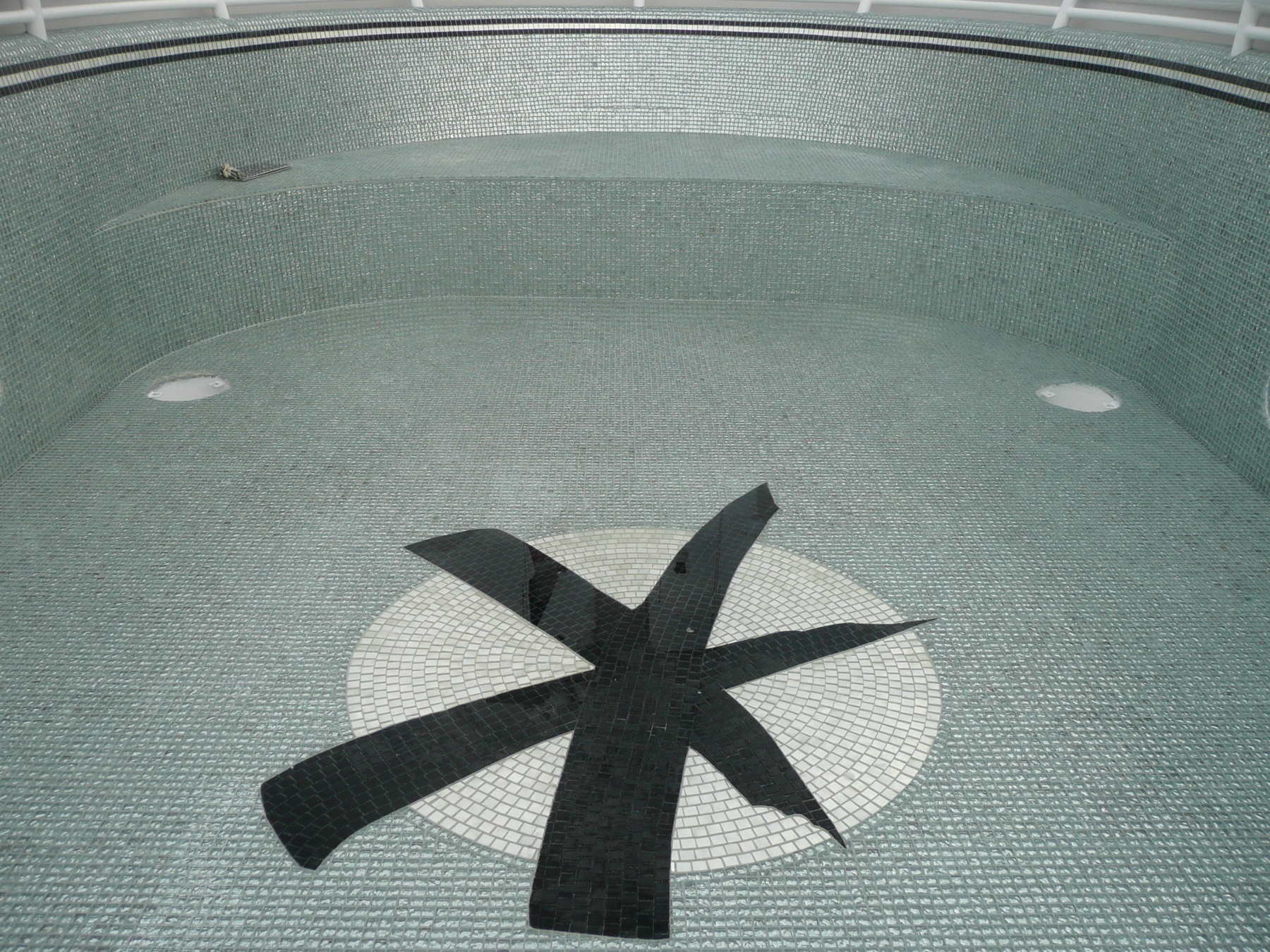 L'étoile centrale, avant mise en eau — Piscine du yacht Kogo